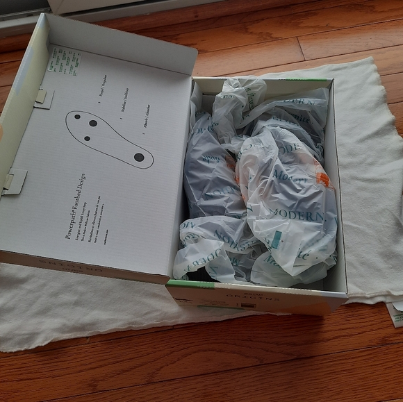 Earth Origins booties, size 6.5 wide, dark brown - Picture 10 of 11